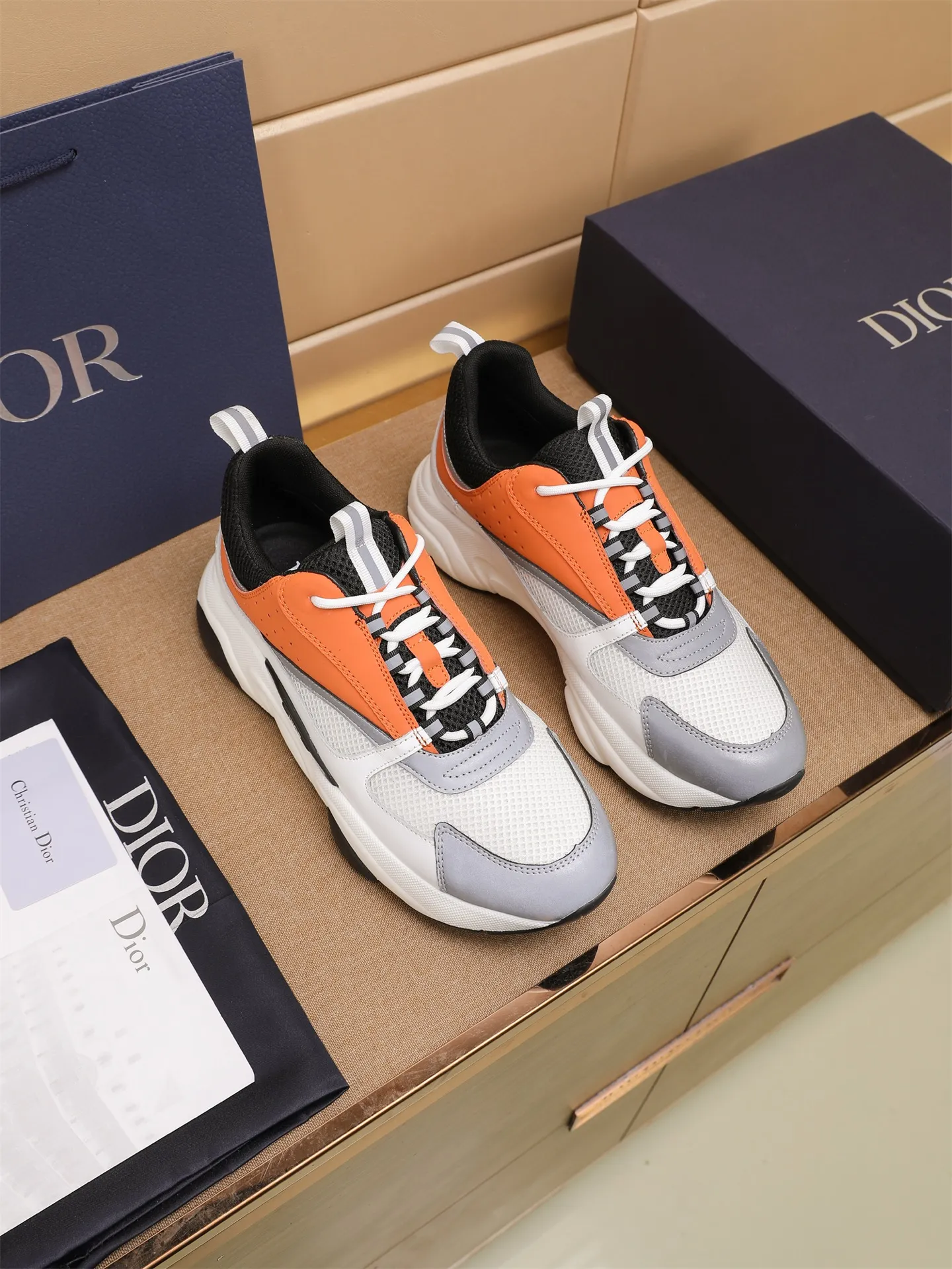 Factory price: 460💰Dior’s top version of D’s b22 men’s sports shoes. Inspired by retro running styles, the chunky low-top silhouette features gray calf leather and blue and white mesh fabric uppers, atop a black, white and blue engraved rubber sole. Nylon ribbon accents the blue mesh tongue and heel counter, and a "dio~" logo appears on the side. Pair it with a suit for a striking contrast and add a sportswear-chic edge to your look. The thick sole can be about 4cm~ Size: 38-45, [46, 47 customized]